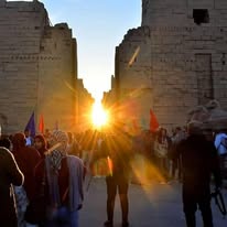 Grupo en sitio arqueológico